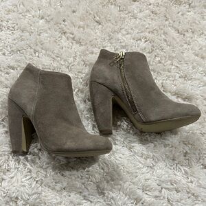 STEVE MADDEN Taupe Suede Ankle Booties with Gold Side Zip Detail Size 5.5